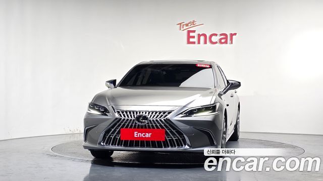 Lexus ES 2025