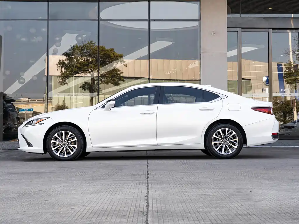 Lexus ES 2024