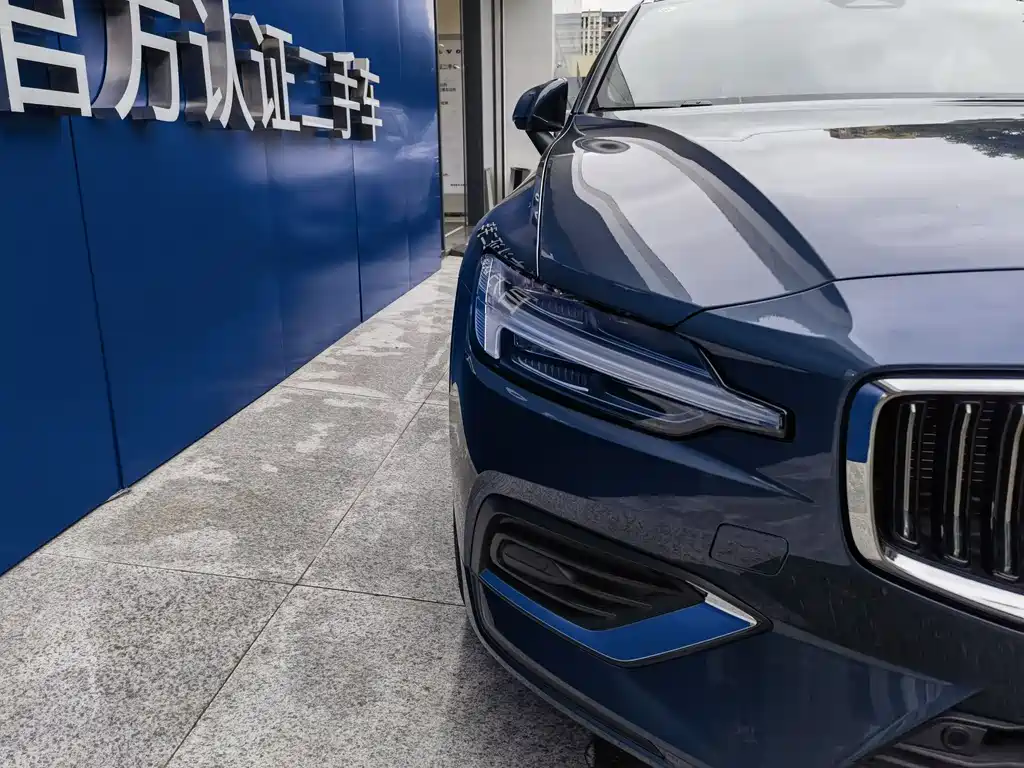Volvo V60 2024