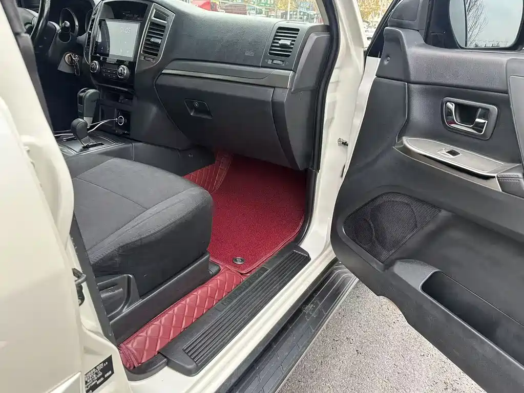 Mitsubishi Pajero 2020
