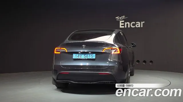 Tesla Model Y 2025