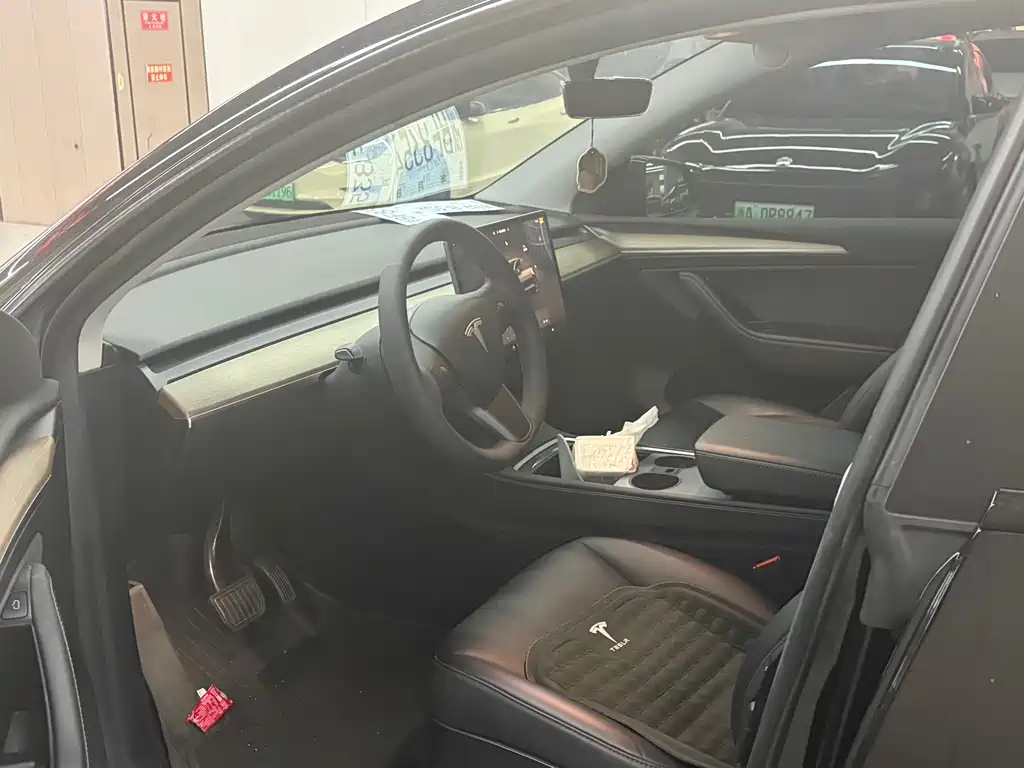 Tesla Model Y 2024