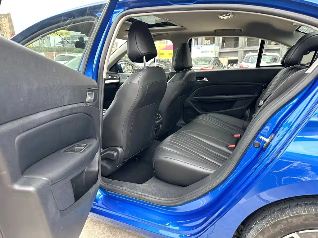 Peugeot 408 2021