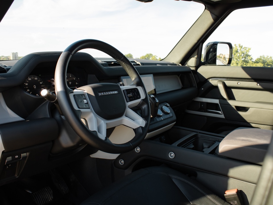 Land Rover Defender 2024