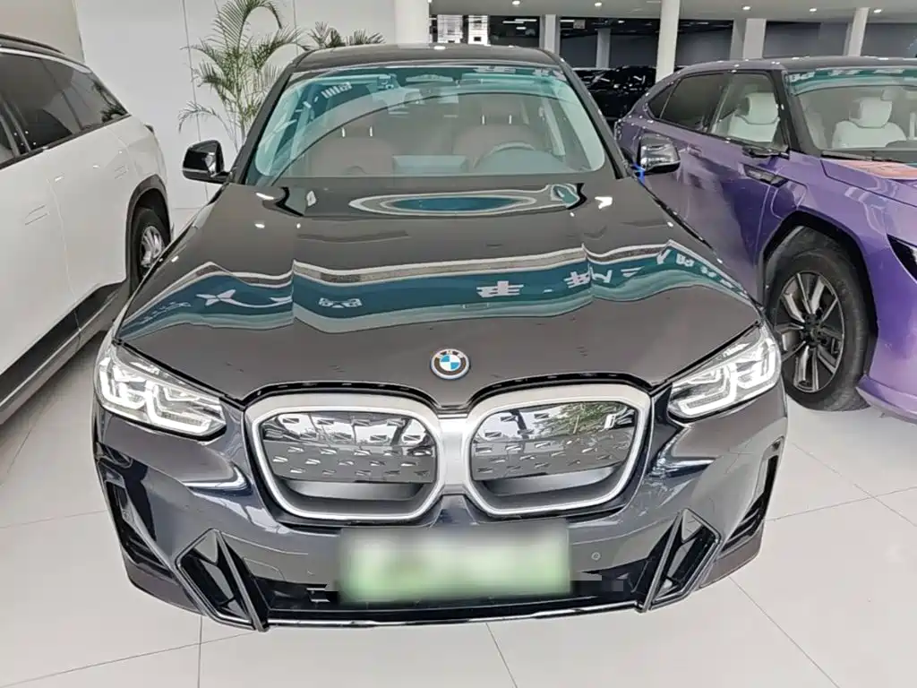 BMW iX3 2025