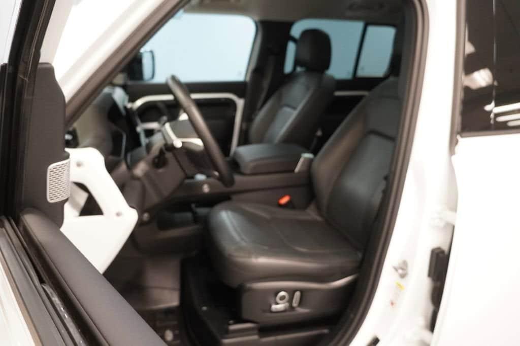Land Rover Defender 2024