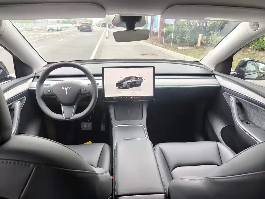 Tesla Model Y 2024