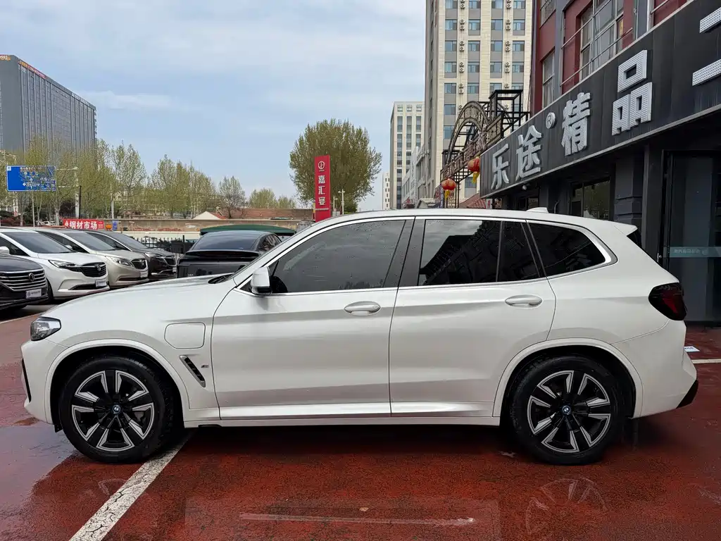 BMW iX3 2023