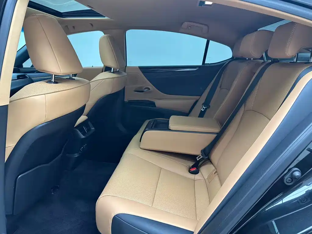 Lexus ES 2022