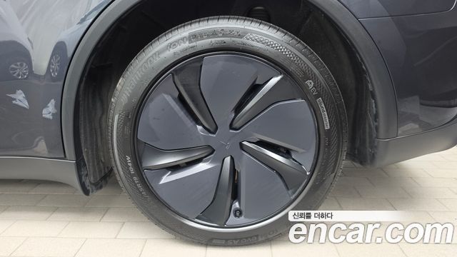 Tesla Model Y 2025