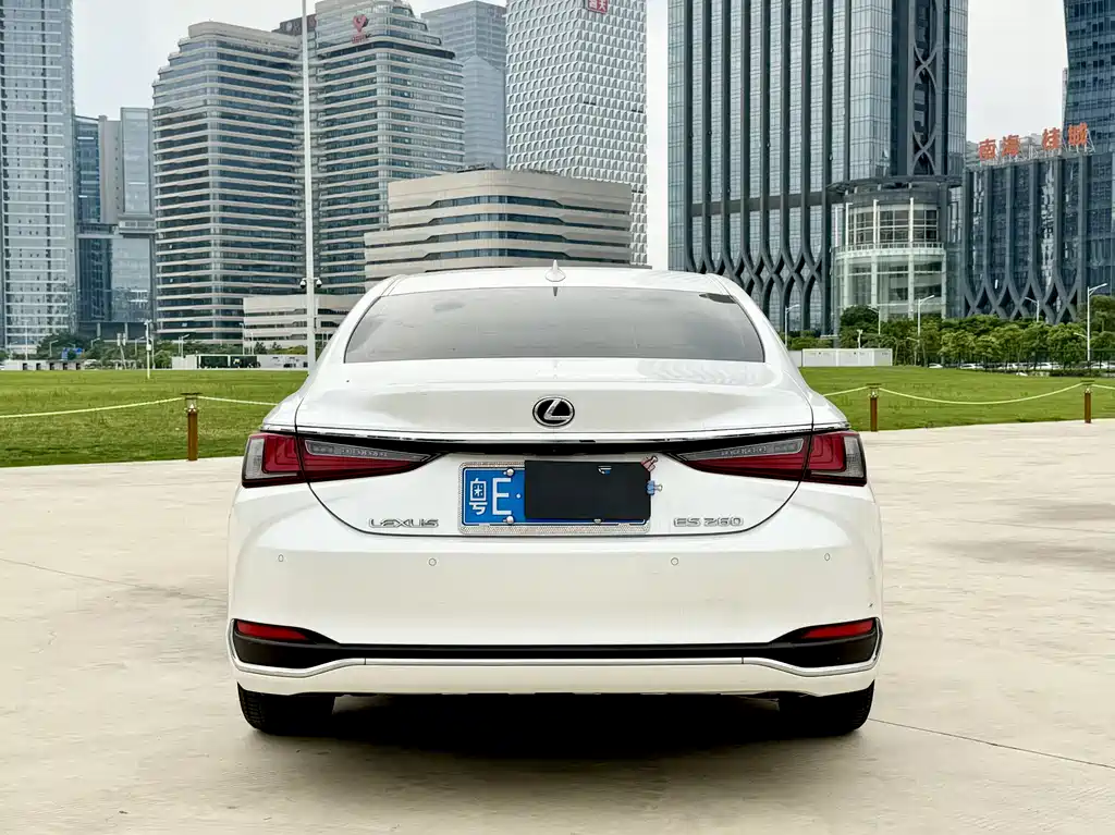 Lexus ES 2023