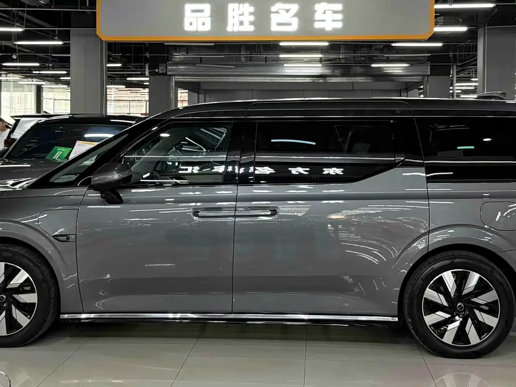 Volvo EM90 2024