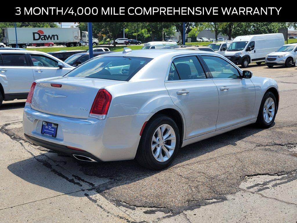 Chrysler 300 2021