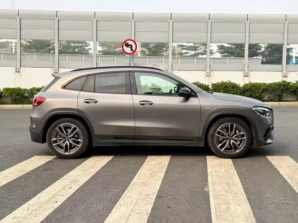 Mercedes-Benz GLA AMG 2021