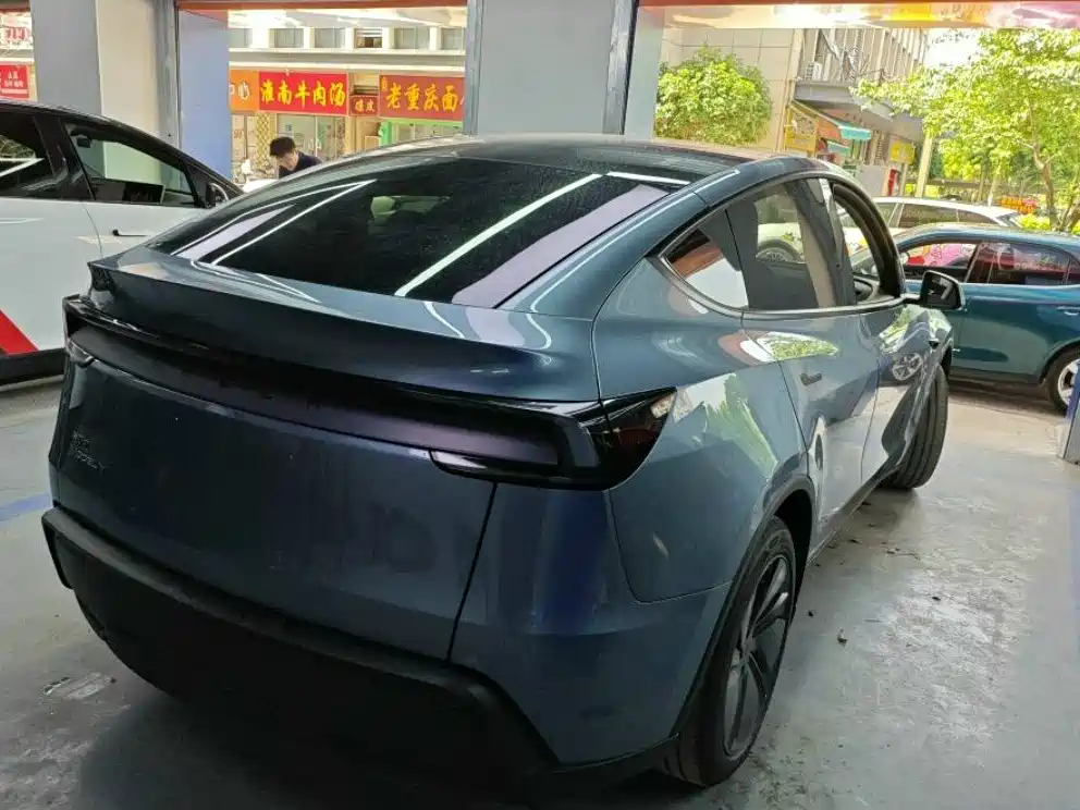 Tesla Model Y 2025