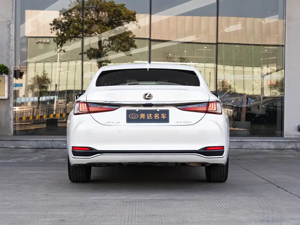Lexus ES 2024