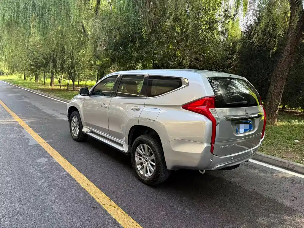 Mitsubishi Pajero 2020