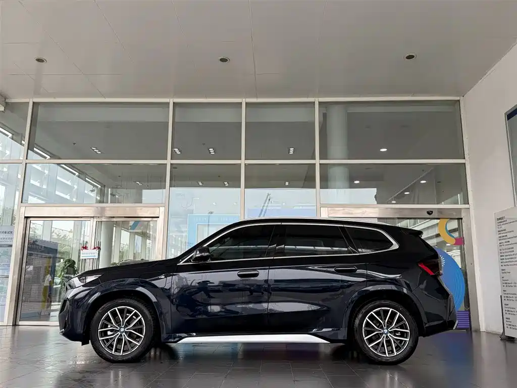 BMW iX1 2025