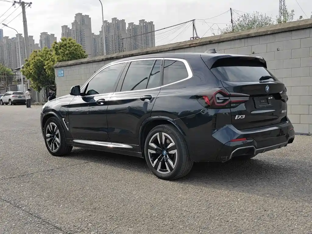 BMW iX3 2024