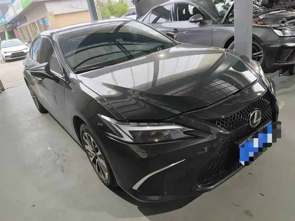Lexus ES 2025