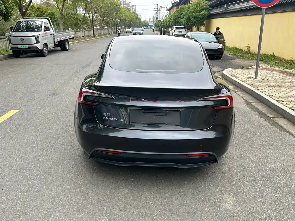Tesla Model 3 2024