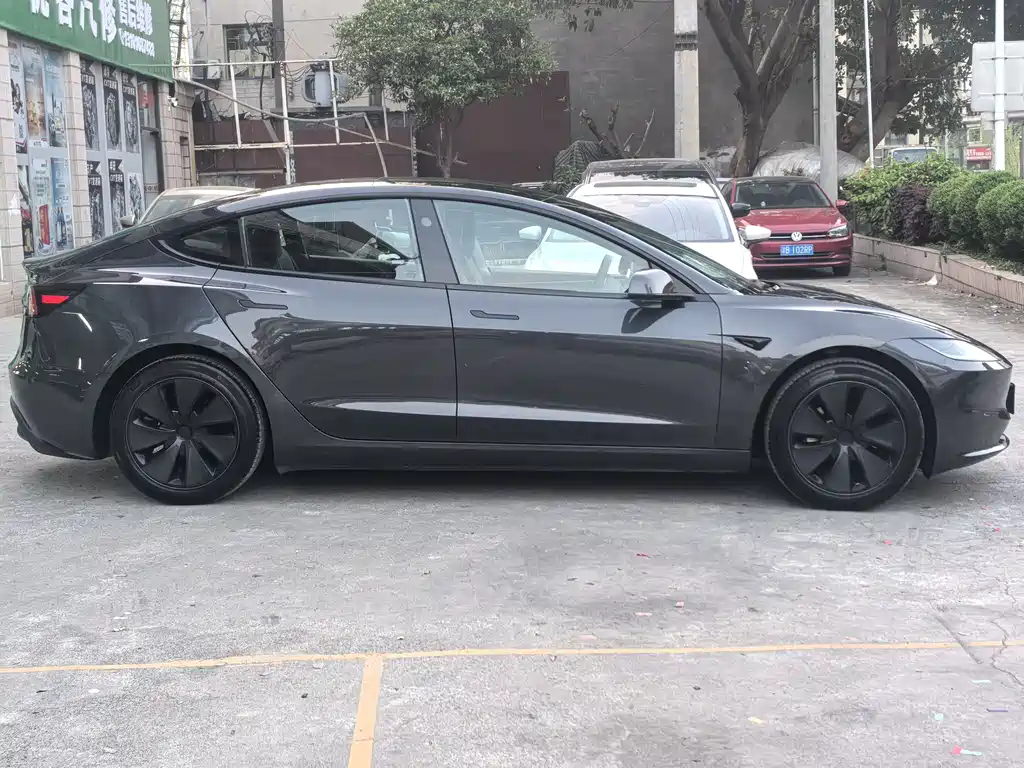 Tesla Model 3 2024