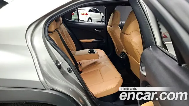 Lexus UX 2023