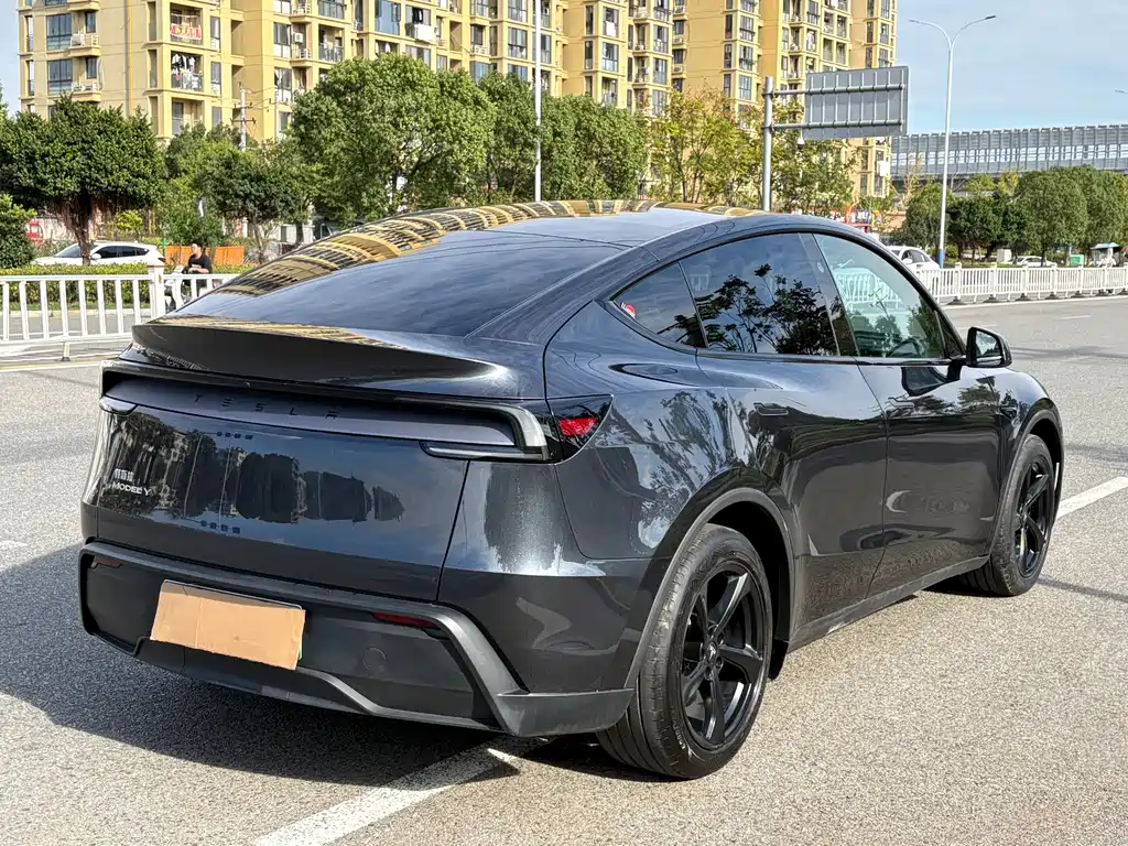 Tesla Model Y 2025