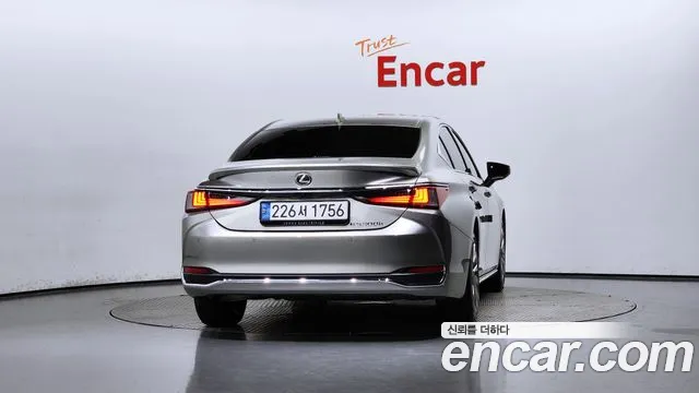 Lexus ES 2025
