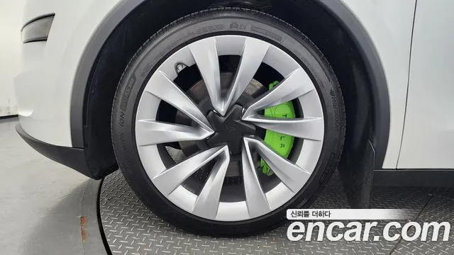 Tesla Model Y 2025