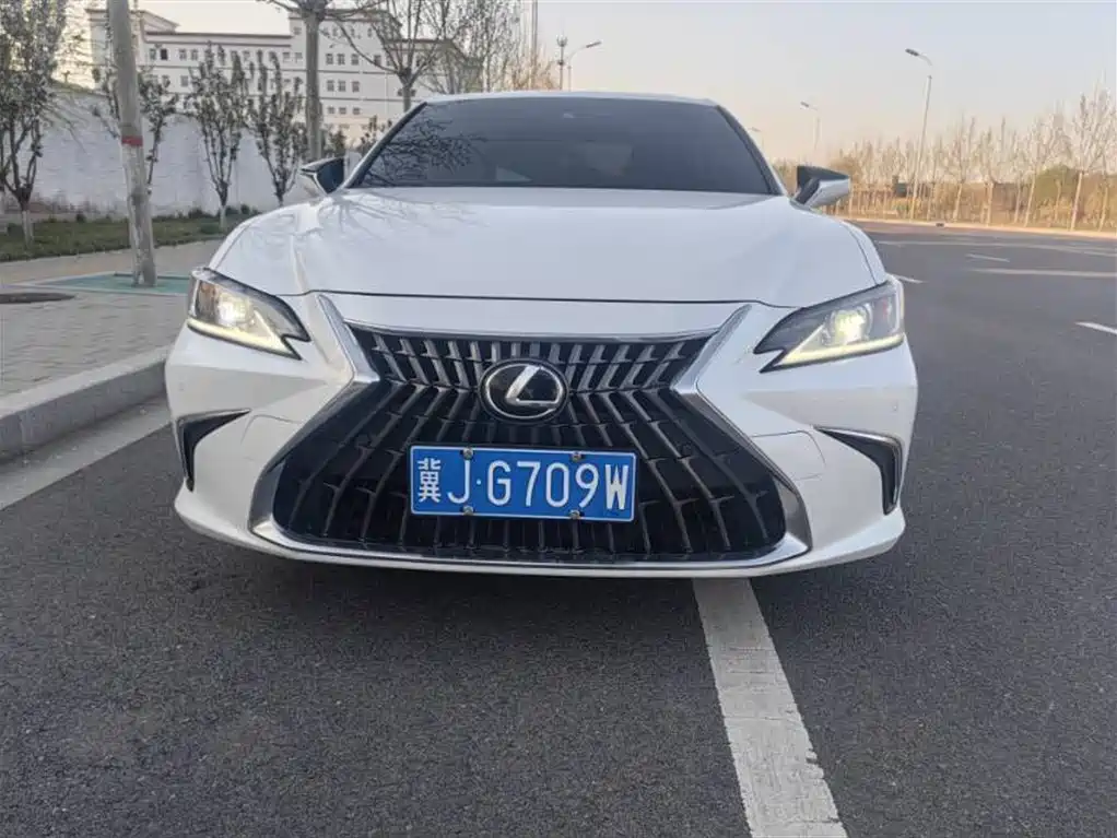 Lexus ES 2024