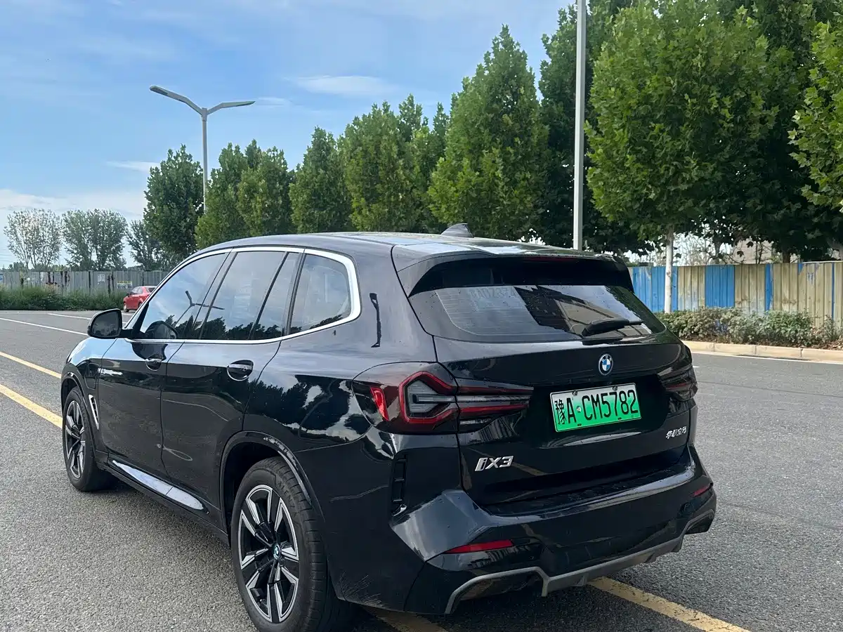 BMW iX3 2025