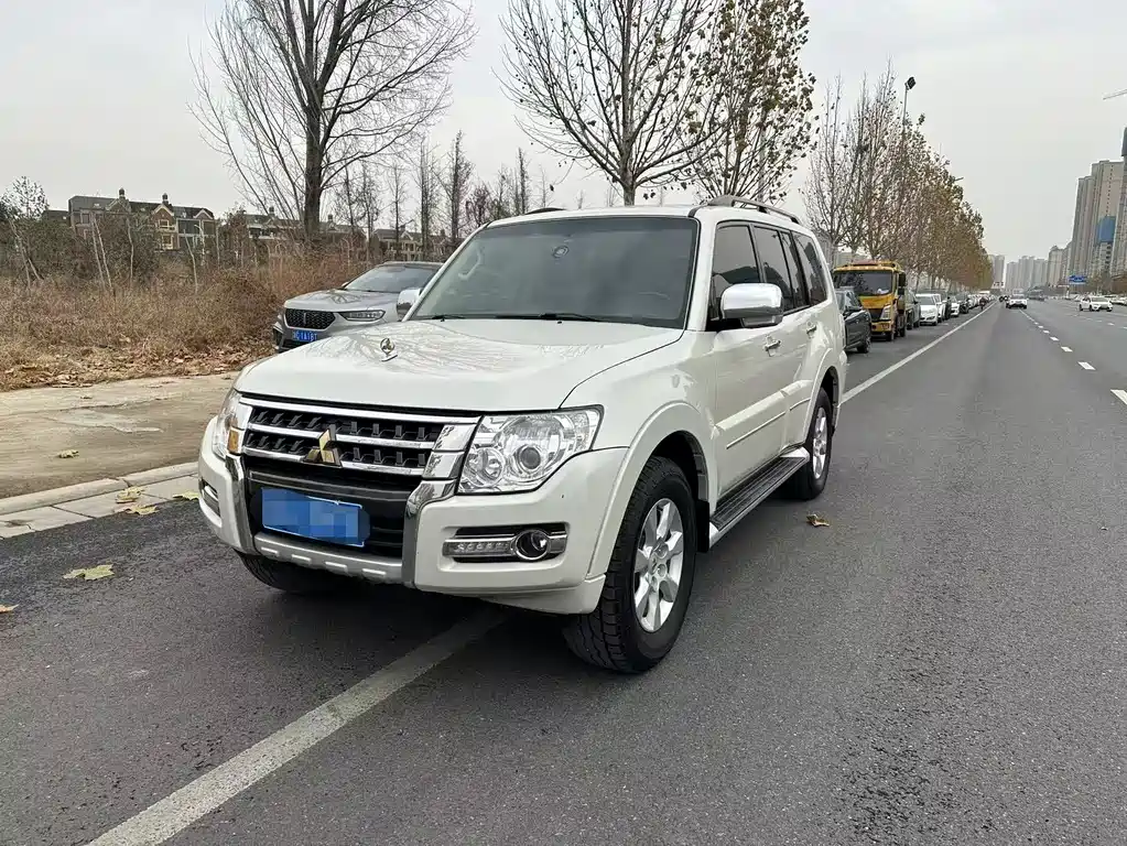 Mitsubishi Pajero 2020