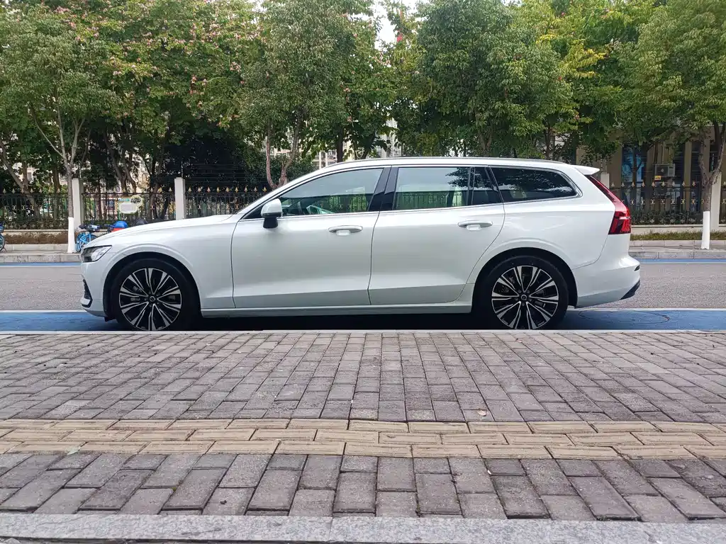 Volvo V60 2024