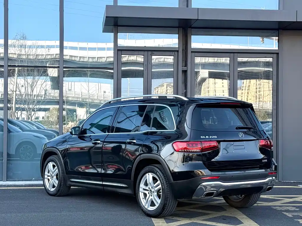 Mercedes-Benz GLB 2023