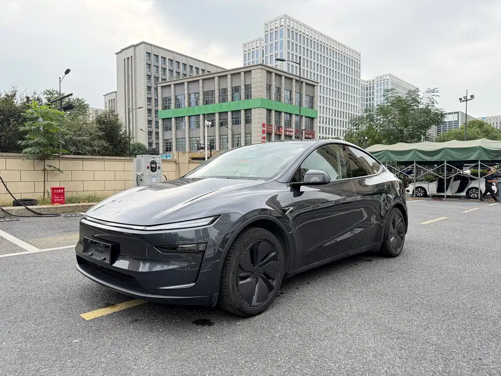 Tesla Model Y 2025