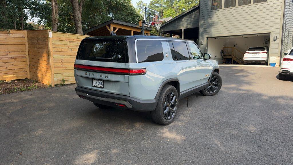Rivian R1S 2023