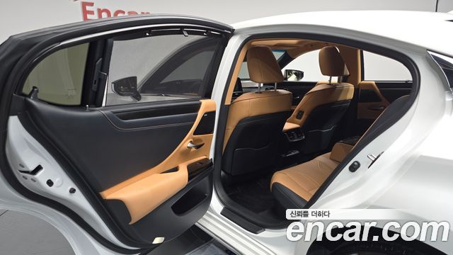 Lexus ES 2025