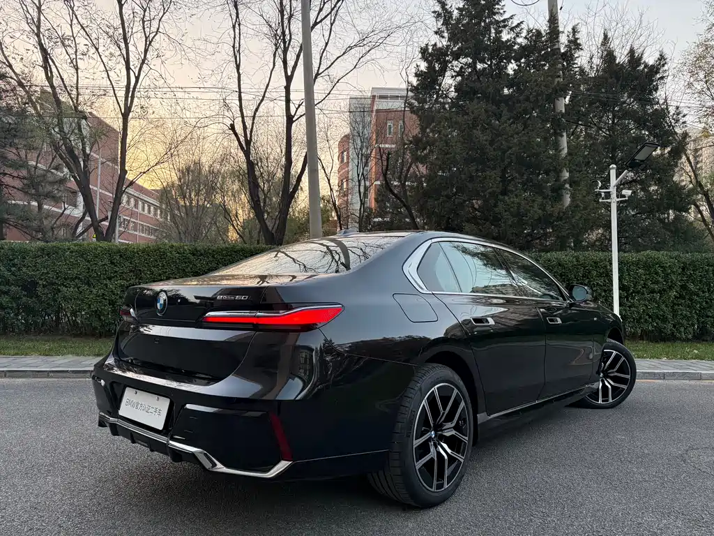 BMW i7 2025