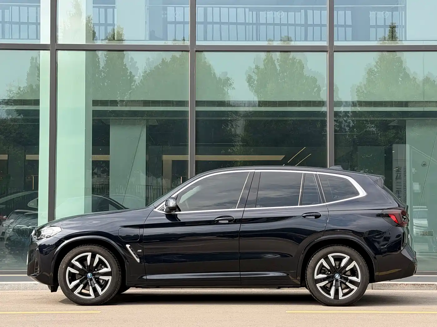 BMW iX3 2025