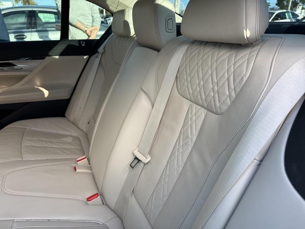 BMW 750 2022