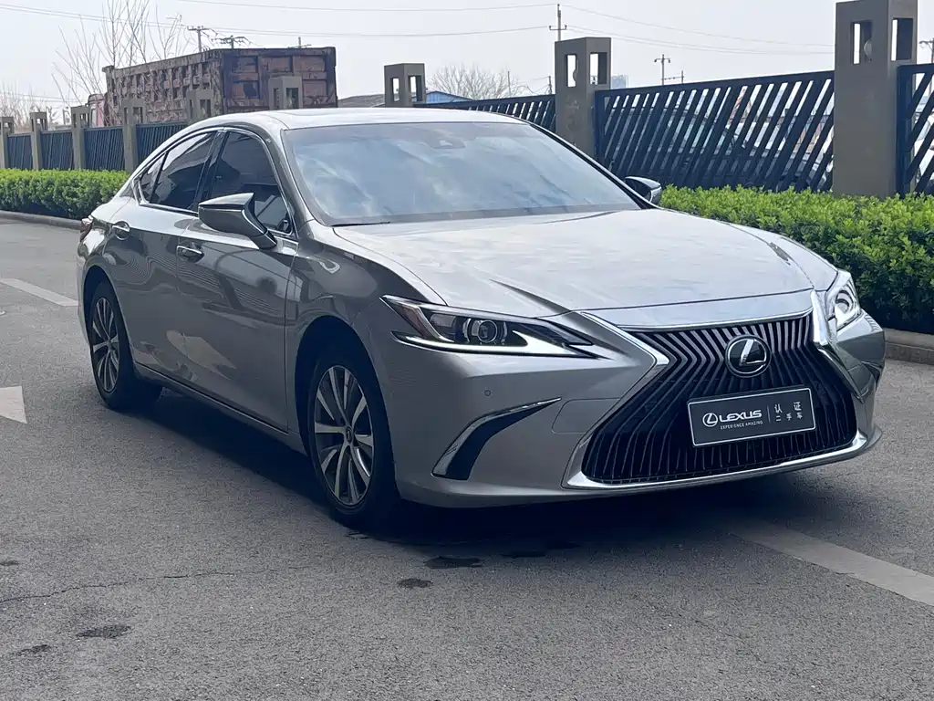 Lexus ES 2021