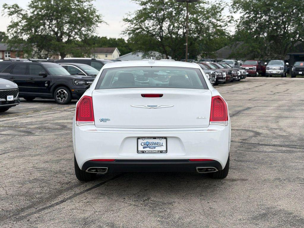 Chrysler 300 2023