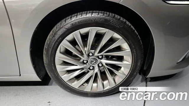 Lexus ES 2020