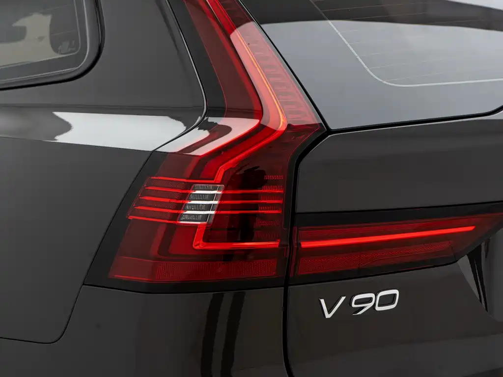 Volvo V90 2025