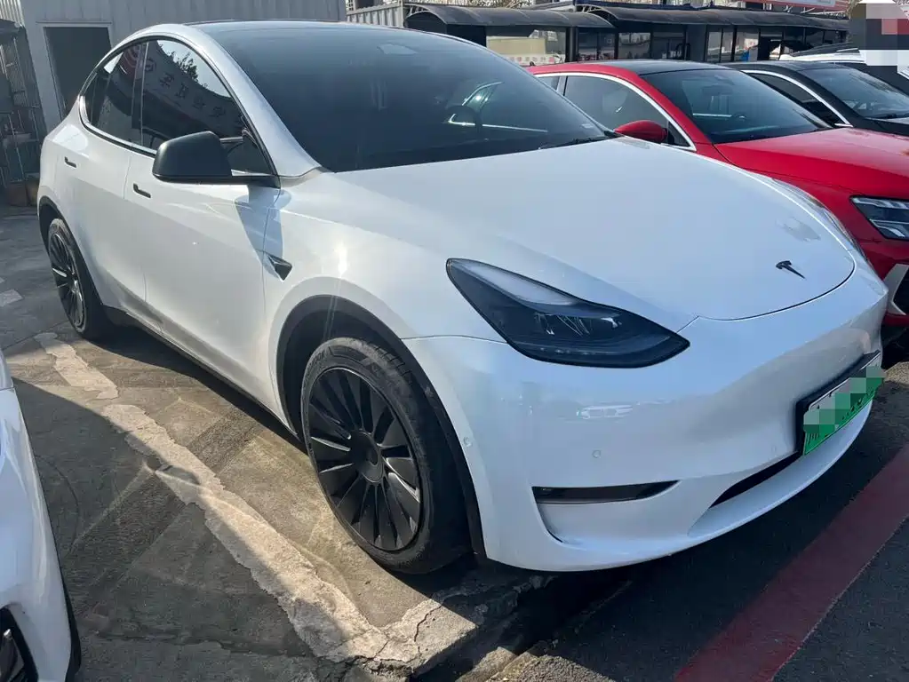 Tesla Model Y 2024