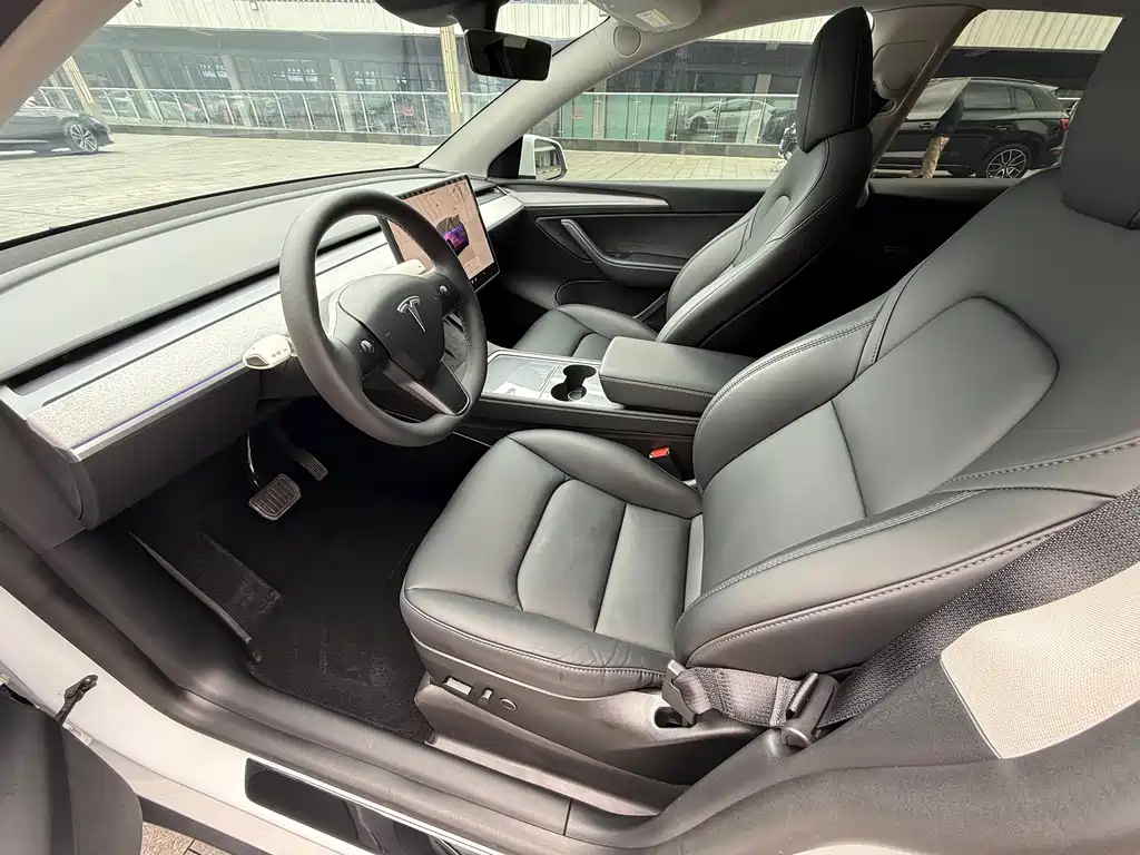 Tesla Model Y 2024