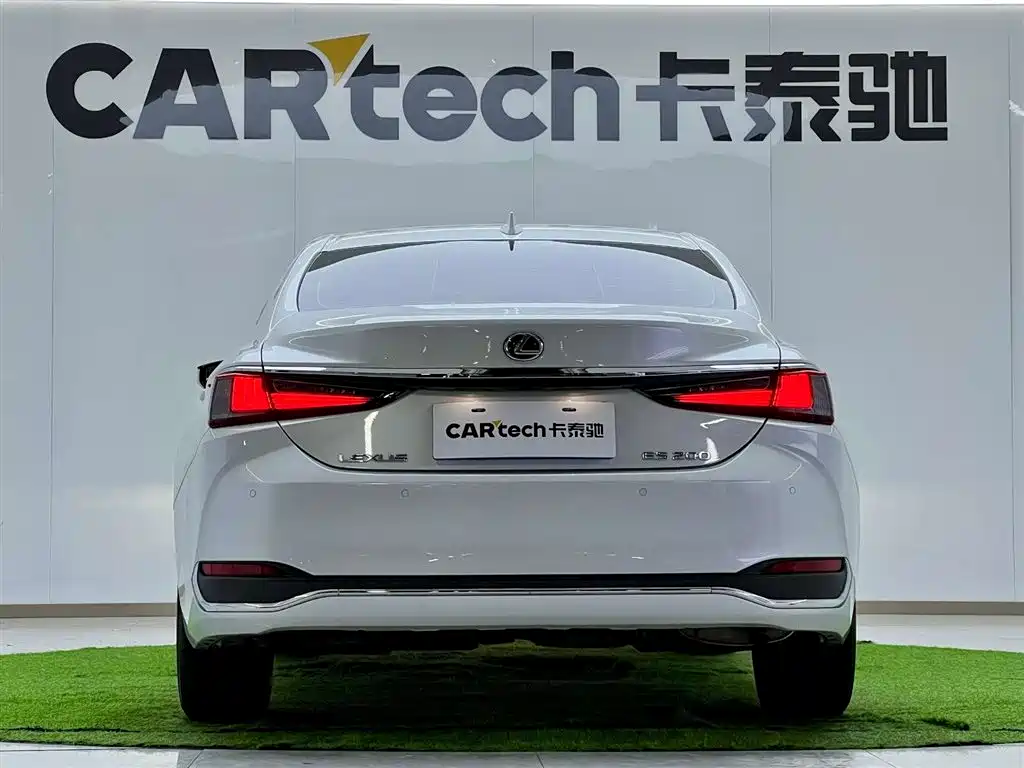 Lexus ES 2024