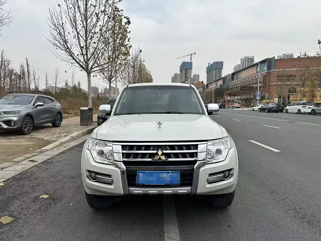 Mitsubishi Pajero 2020