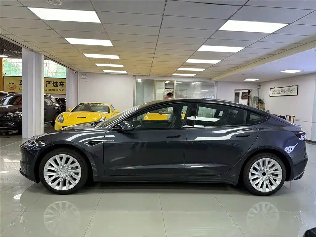 Tesla Model 3 2024